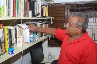 Eronildo Barbosa da Silva, na sua biblioteca, em casa.