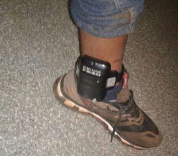 Nem tornozeleira eletrônica impede homem de traficar maconha em MS