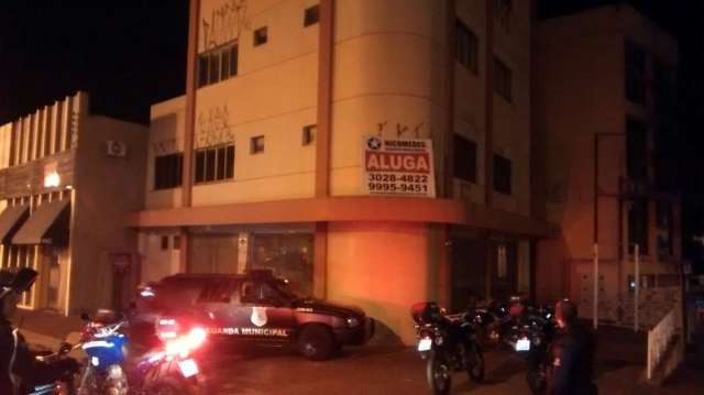 Guarda Municipal flagra adolescente pichando pr&eacute;dio na &aacute;rea central