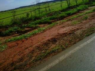 Chuva causa enxurrada no acostamento (foto: Celso Fabrício Correia de Souza)