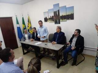 Prefeito Marquinhos Trad (MDB) durante evento em seu gabinete (Foto: Leonardo Rocha)