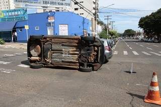 Carro capota em acidente no centro e tumultua tr&acirc;nsito