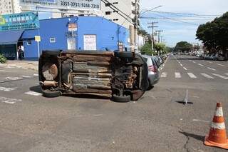 Policiais desviraram veículo e condutor não ficou ferido (Foto: Cleber Gellio)