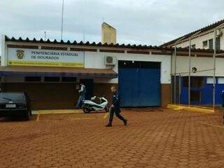 Penitenciária de Dourados, de onde preso condenado a nove anos por tráfico fugiu ontem (Foto: Adilson Domingos)