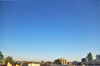 Dia amanhece com céu claro e sol forte na Capital. Máxima pode chegar a 34ºC em Campo Grande e 38ºC em Sidrolândia. (Foto: Fernando Antunes)