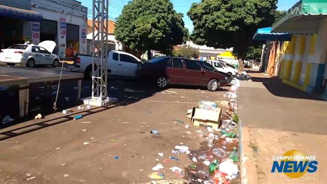 Foli&otilde;es fazem xixi na rua e cheiro no centro fica insuport&aacute;vel durante Carnaval