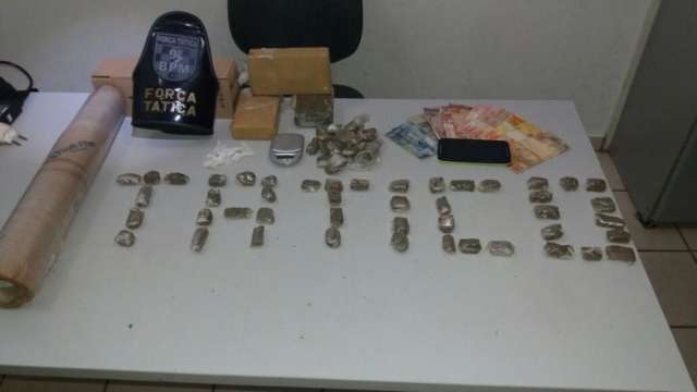 Traficante &eacute; presa em casa com drogas prontas para com&eacute;rcio e arma