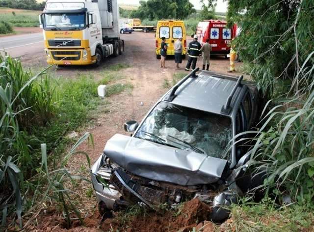 Fam&iacute;lia fica gravemente ferida ap&oacute;s caminhonete colidir em barranco