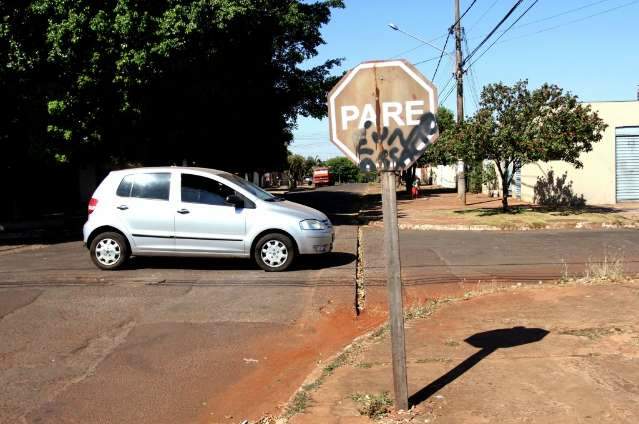 At&eacute; com vers&atilde;o m&iacute;ni, sinaliza&ccedil;&atilde;o de tr&acirc;nsito falha traz perigo em bairros 