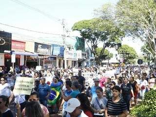 Manifestantes seguem para frente do escritório do deputado Geraldo Resende (Foto: Helio de Freitas