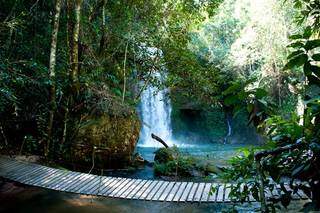 Com 30 metros de altura, a Cachoeira das Araras, na rodovia para Alcinópolis, é uma das muitas belezas naturais em Costa Rica (Foto: Reprodução)