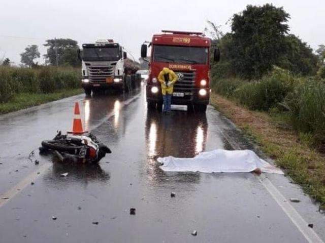 Motociclista que morreu ao bater de frente com carreta tinha 50 anos 