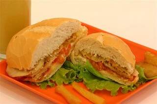 Sanduíche com filé de jacaré custa R$ 24,60.
