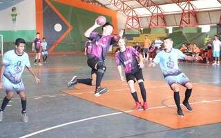 Jogos de handebol e futsal estão sendo disputados em Coxim (Foto: Mauro Resstel - Fundesporte)