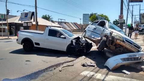Cinco pessoas ficam feridas em acidente com três carros na Ceará