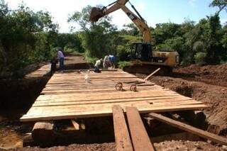 Ponte localizada na região da fazenda Santa Helena (Cristalina) já está em fase de conclusão, cujos serviços estão sendo executados em parceria com o dono da propriedade, que cedeu a madeira. (Foto: Divulgação)