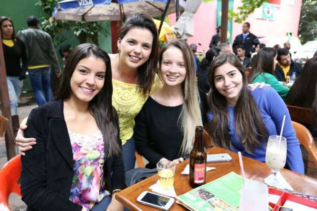 Bares com feijoada ficam lotados, enquanto movimento &eacute; fraco em outros