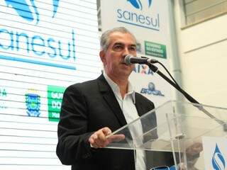 Governador Reinaldo Azambuja (PSDB) durante discurso na sede da Sanesul (Foto: Marina Pacheco)