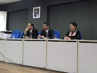 Da esquerda para direita, chefe da CGU, José Barbieri; promotor de Justiça Marcos Alex Vera e Tatiana Silva da Cunha, auditora geral do Estado. (Foto: Mayara Bueno)