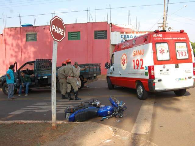  Motociclista bate em camionete e corre risco de perder perna