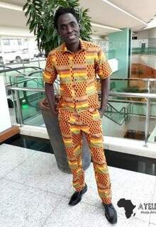 Tecidos típicos africanos com cores fortes.