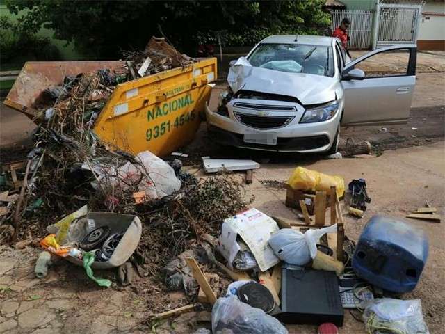 Motorista se abaixa para pegar celular e bate em ca&ccedil;amba no Santo Ant&ocirc;nio