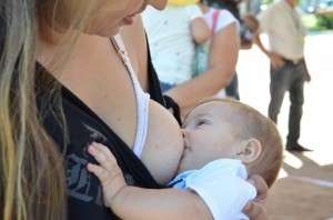 Caminhada na Vila Carlota encerra Semana Mundial de Aleitamento Materno