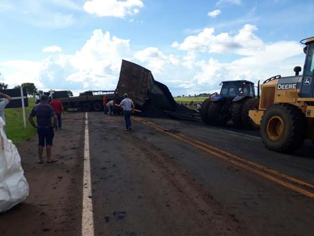 Caminh&atilde;o carregado de carv&atilde;o tomba e interdita rodovia 