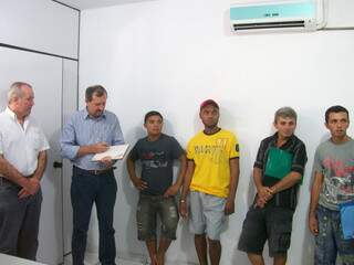 À direita quatro dos cinco trabalhadores acusados da usina São Domingos. (Foto: divulgação)

