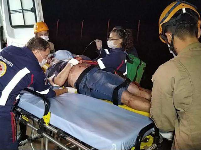 Condutor fica em estado grav&iacute;ssimo ap&oacute;s bater em caminh&atilde;o na MS-156