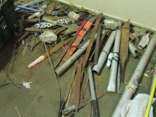 Várias facas artesanais foram recolhidas pelos agente penitenciários (Foto: Direto das Ruas)