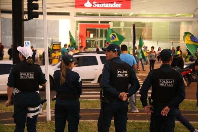 Manifesta&ccedil;&atilde;o contra Dilma e o PT ganha volume e avenida &eacute; fechada
