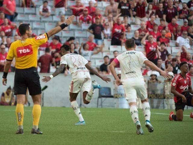 Com 2 de Bruno Henrique, Flamengo vence o Furac&atilde;o e se isola na lideran&ccedil;a