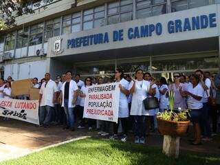 Servidores protestam em frente à Prefeitura. (Foto: Fernando Antunes)