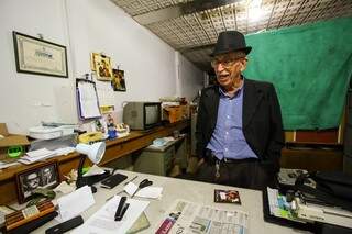 Aos 91 anos, Altivo sai do Aero Rancho todo dia para encarar máquina de escrever