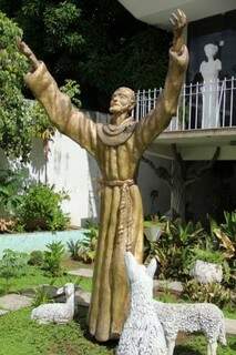 Como promessa, estátua de São Francisco de 3,5 metros ocupa jardim. (Foto: Marcos Ermínio)