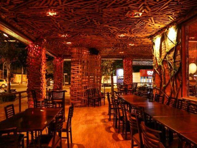 Bar &eacute; ninho gigante com 30 toneladas de madeira na fachada e 45 mil garrafas pet