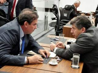 Deputados Eduardo Rocha (MDB) e Lídio Lopes (Patriotas) durante sessão (Foto: Victor Chileno/ALMS)