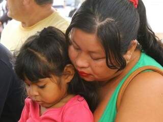 Marcela Onore com a filha pequena esperando atendimento (Foto: André Bittar)