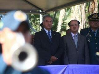 Barbosa (centro) ao lado do governador e do novo comandante-geral da PM em evento nesta manhã (Foto: Marcos Ermínio)
