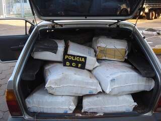 Foram encontrados no interior do carro 14 fardos de maconha, totalizando 629 quilos. (Foto: Divulgação)