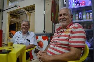 José Carlos e Waldemar são frequeses antigos que vão, praticamente, todos os dias ao bar. (Foto: Thailla Torres)