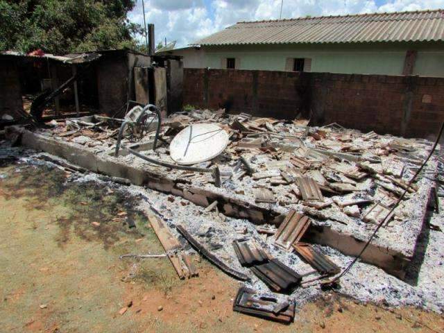 Casa &eacute; atingida por inc&ecirc;ndio na madrugada e fica totalmente destru&iacute;da