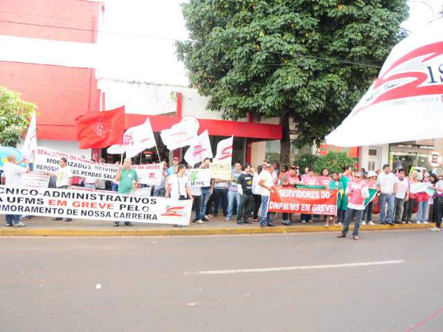  Correndo contra o tempo, servidores federais em greve fazem protesto