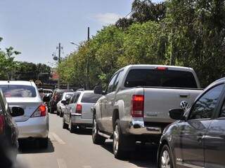 Candidatos enfrentam congestionamento para chegar em escola  (Foto: João Garrigó)