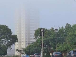 Nevoeiro registrado nas primeiras horas do dia na Rua Arthur Jorge em Campo Grande (Foto: Henrique Kawaminami)