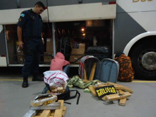  Duas jovens s&atilde;o presas com 27 quilos de maconha na rodovi&aacute;ria da Capital 