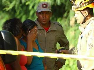 Dayane (de blusa azul) recebendo a notícia de que o corpo havia sido encontrado (Foto: André Bittar)