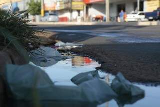 &Aacute;gua com mau cheiro revolta comerciantes da Mascarenhas de Moraes