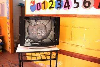 Televisão foi quebrada por menores que invadiram Ceinf.(Foto: Farid Faed/PMCG)